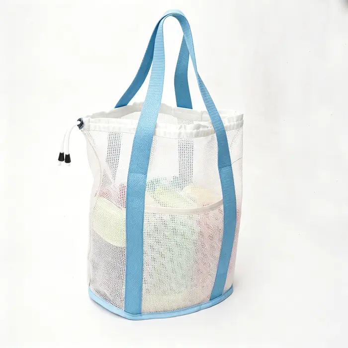 Sac de plage de grande capacité avec une conception en maille résistante au sable, doté d'un cordon