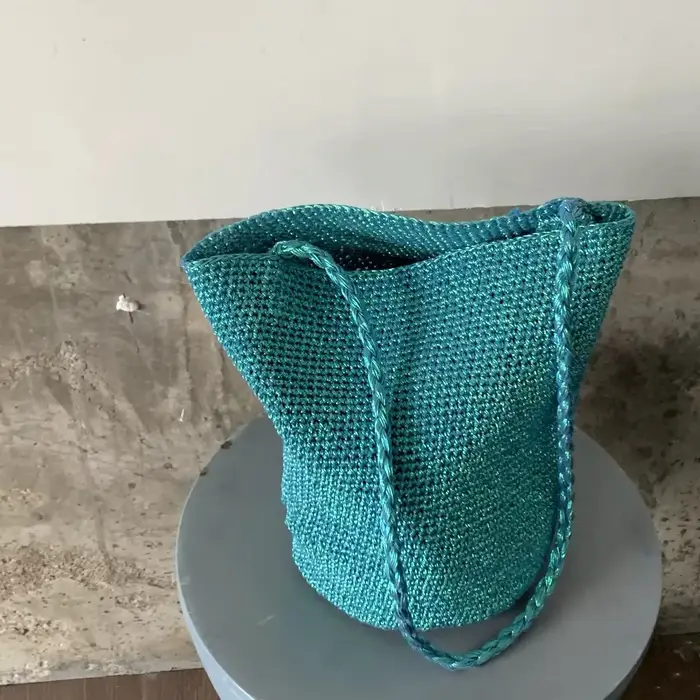 Nouveau sac seau grande capacité tressé à la main, couleur unie, style bohème avec ligne métallique,