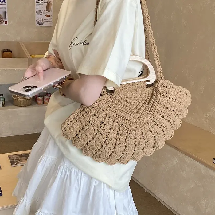 Sac à main en crochet en forme de coquillage avec bandoulière en bois