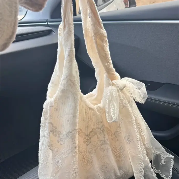 Sac fourre-tout en dentelle florale avec broderie et nœud