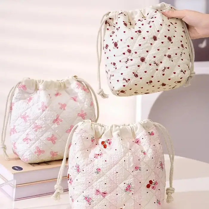 Jolie pochette à cordon pour cosmétiques avec motif nœud rose – Design matelassé durable pour femmes