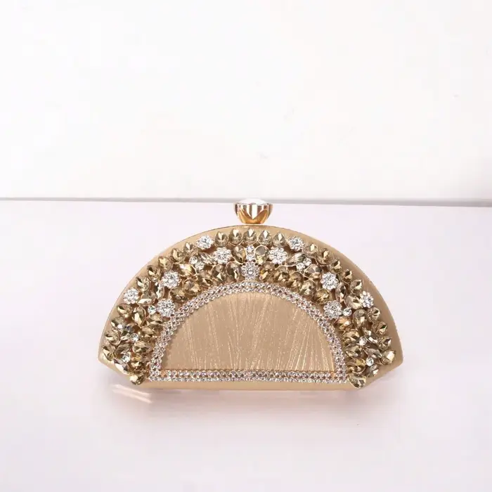 Collection de luxe Quatre sacs à main semi-circulaires élégants en noir rose argent scintillant avec des accents dorés pierres précieuses colorées